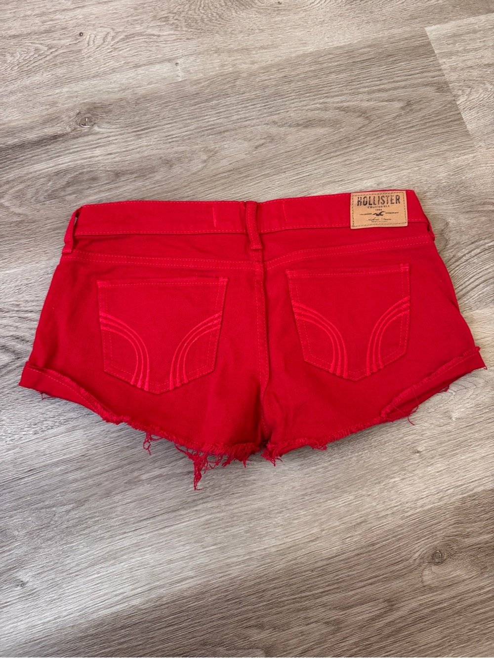 Hollister Red Short Shorts Low Rise Denim Size 3 26 - Picture 2 of 3